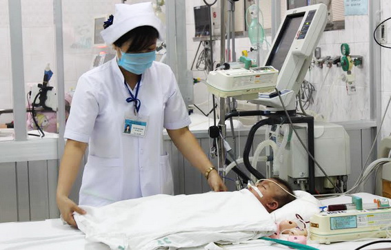 Dù bé Trần Thiên An đã có nhịp thở trở lại nhưng bác sĩ vẫn cho thở máy hỗ trợ để bé mau hồi phục