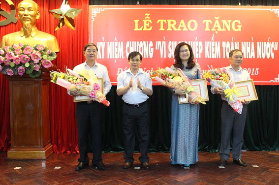 Ông Vũ Văn Họa, Phó tổng kiểm toán Nhà nước trao kỷ niệm chương cho các đồng chí lãnh đạo tỉnh