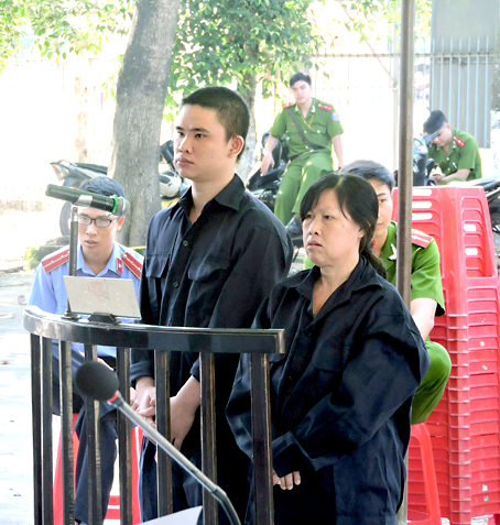 Hai bị cáo Vương Gia Chấn và Vương Thị Múi nghe tòa tuyên án.