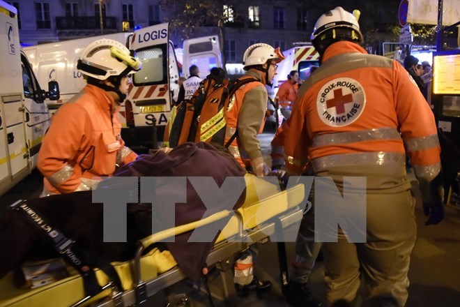 Lực lượng cứu hộ chuyển người bị thương trong vụ tấn công ở nhà hát Bataclan ngày 13/11. (Nguồn: AFP/TTXVN)