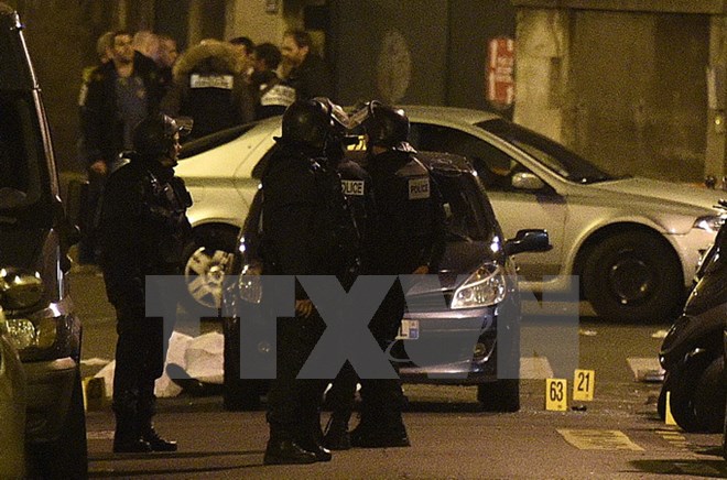Cảnh sát đặc nhiệm Pháp làm nhiệm vụ tại hiện trường một vụ tấn công khủng bố ở Bichat, trung tâm Paris ngày 13/11.