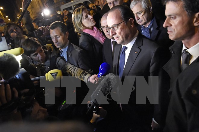Tổng thống Pháp Francois Hollande (thứ hai, phải), Bộ trưởng Nội vụ Bernard Cazeneuve (giữa) và Thủ tướng Manuel Valls (phải) tại hiện trường sau vụ tấn công ở nhà hát Bataclan ngày 14/11. (Nguồn: AFP/TTXVN)