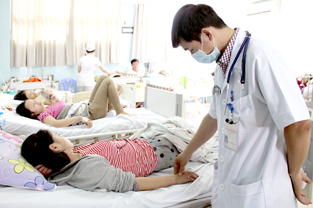 Một ca sốt xuất huyết nặng đang điều trị tại Khoa nhiễm Bệnh viện đa khoa Đồng Nai. Ảnh: Đặng Ngọc