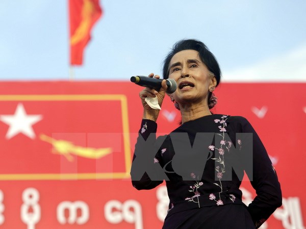 Chủ tịch Đảng NLD Aung San Suu Kyi phát biểu trong cuộc mít tinh tại Yangon. (Nguồn: THX/TTXVN)