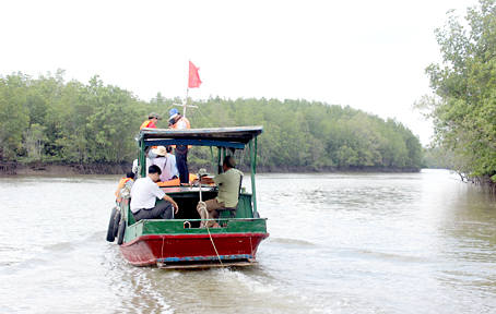 Sông Lòng Tàu thuộc lưu vực hệ thống sông Đồng Nai (huyện Nhơn Trạch) vào cuối mùa khô mặn  thường lấn sâu vào đất liền.