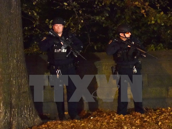 Cảnh sát Mỹ được tăng cường bên ngoài Lãnh sự quán Pháp tại New York. (Nguồn: AFP/TTXVN)