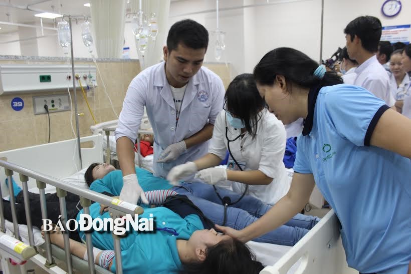 Bác sĩ đang cấp cứu cho công nhân