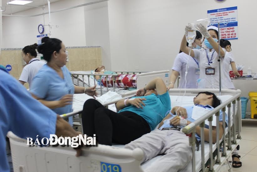 ối ngày 17-11, nhiều công nhân bị ngộ độc thực phẩm liên tục nhập Bệnh viện đa khoa Đồng Nai cấp cứu