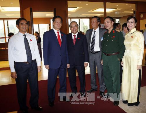 Thủ tướng Nguyễn Tấn Dũng với các đại biểu trong giờ giải lao. Ảnh: Đức Tám - TTXVN