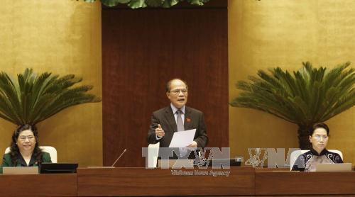 Chủ tịch Quốc hội Nguyễn Sinh Hùng trả lời câu hỏi chất vấn. Ảnh: Đức Tám - TTXVN