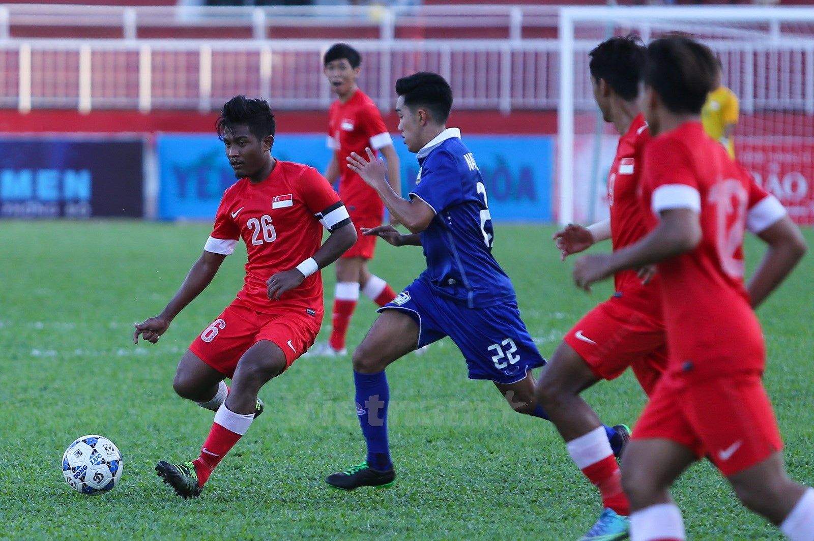U21 Thái Lan hai lần đánh rơi chiến thắng trước người Singapore