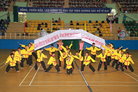Các học sinh trường THCS Võ Trường biểu diễn tiết mục đồng diễn võ nhạc 