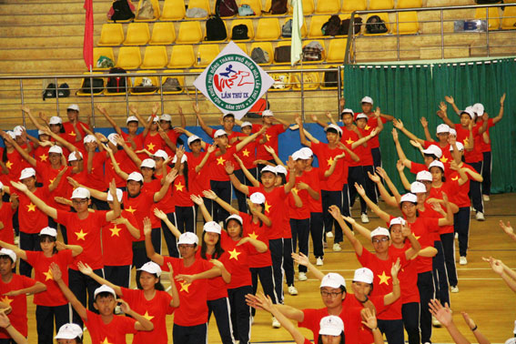 Phần biểu diễn thể dục đồng diễn của Trường THCS Hùng Vương