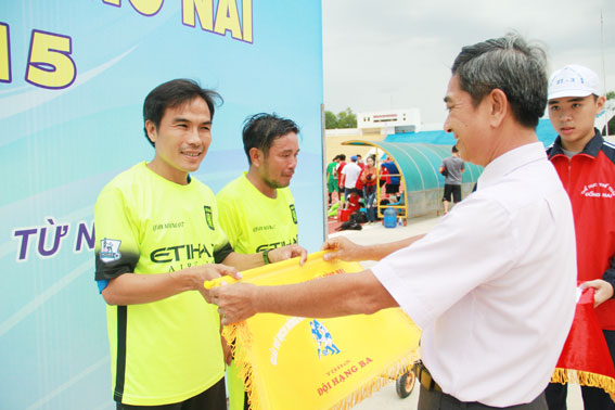 Ban tổ chức trao cờ, huy chương cho hai đội bóng Trảng Bom và Long Khánh