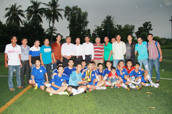 Ban tổ chức, đại biểu chụp hình lưu niệm với đội bóng vô địch Trường THCS Lê Lợi
