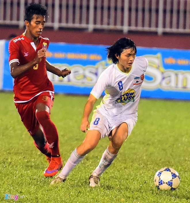 Tuấn Anh (áo trắng) thể hiện lối chơi “lãng tử” và hiệu quả trong trận thắng U.21 Myanmar.