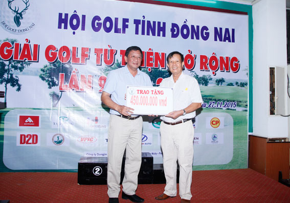 Chủ tịch Hội Golf Đồng Nai Phạm Văn Minh (phải) trao số tiền vận động được qua giải cho Thiếu Tướng Đỗ Minh Tuấn, Phó tư lệnh Quân chủng Phòng không không quân.