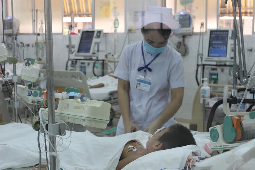 Dù các bác sĩ Bệnh viện nhi đồng Đồng Nai đã tích cực cứu chữa nhưng bé Nguyễn Đức Bằng vẫn không qua khỏi. Trong ảnh: Bé Bằng được chăm sóc tích cực khi còn sống tại Khoa Hồi sức tích cực - chống độc