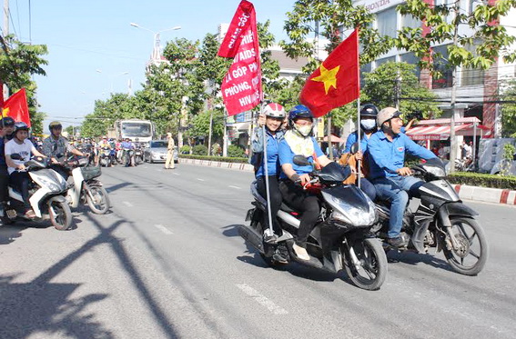 Đoàn xe diễu hành tuyên truyền phòng, chống HIV/AIDS xuất phát đi tuyên truyền trong các tuyến đường nội ô TP.Biên Hòa