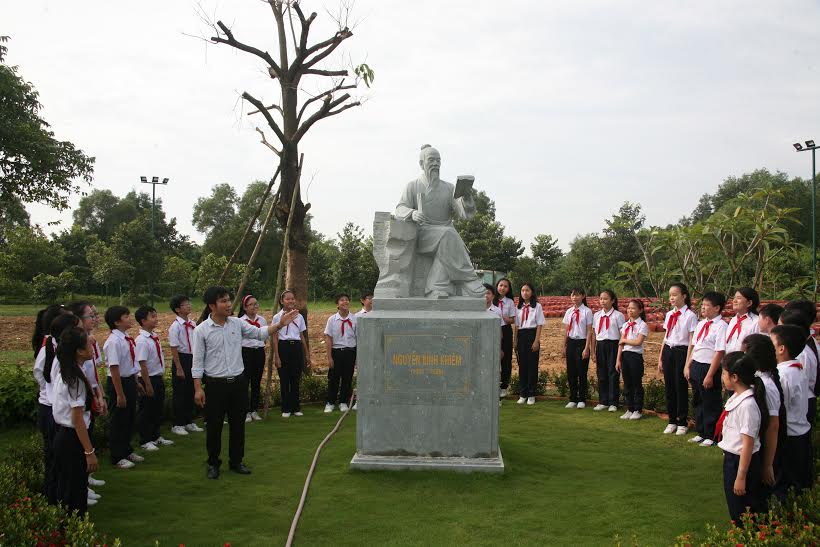 Giáo viên và học sinh Trường THCS Nguyễn Bỉnh Khiêm (TP.Biên Hòa) thăm tượng của Danh nhân văn hóa Nguyễn Bỉnh Khiêm tại Vườn tượng Danh nhân văn hóa Trấn Biên.
