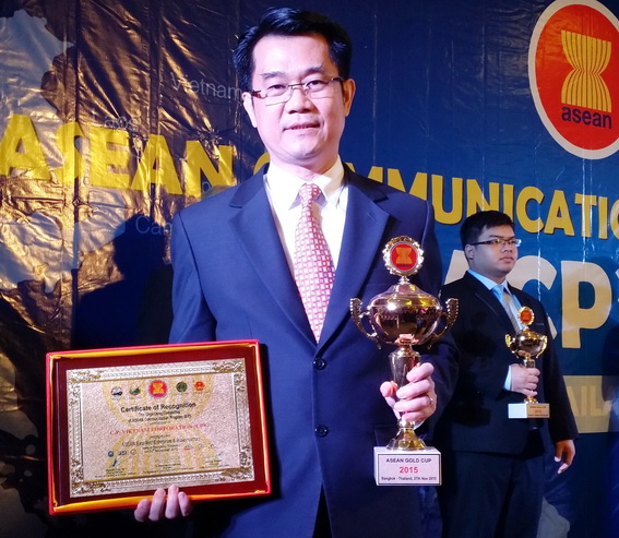 Ông Chamnan Wangakkarangkul, Phó tổng giám đốc Công ty Cổ phần Chăn nuôi C.P Việt Nam nhận chứng nhận “Doanh nhân, doanh nghiệp xuất sắc ASEAN”.