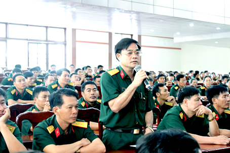 Trần Danh - V.Nhuệ  Cử tri là cán bộ, nhân viên Trường đại học Nguyễn Huệ phát biểu tại buổi tiếp xúc. Ảnh: T.Danh