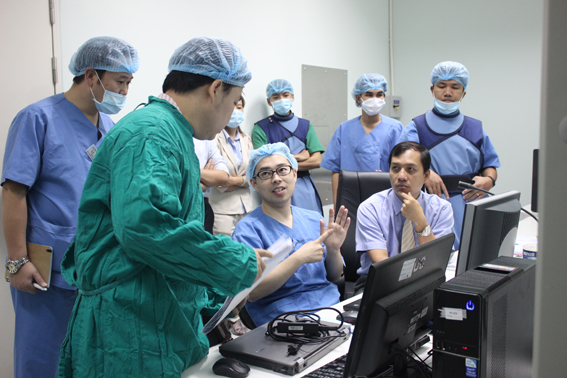 Dưới sự hướng dẫn của TS-BS Nagamatsu Wataru, các bác sĩ Khoa Tim mạch can thiệp Bệnh viện đa khoa Đồng Nai thực hiện ca nong hẹp mạch vành cho một bệnh nhân bị nhồi máu cơ tim.