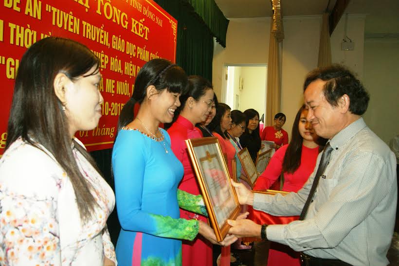 Phó chủ tịch UBND tỉnh Nguyễn Thành Trí tặng bằng khen của UBND tỉnh cho các tập thể và cá nhân