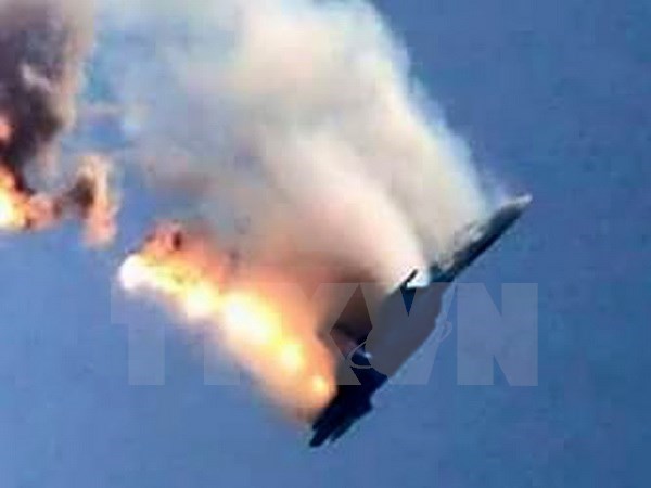 Máy bay chiến đấu của Nga bốc cháy sau khi bị bắn hạ gần khu vực biên giới Thổ Nhĩ Kỳ-Syria. (Nguồn: AFP/TTXVN)