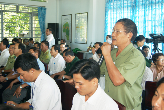  Cử tri huyện Xuân Lộc phát biểu ý kiến tại buổi tiếp xúc