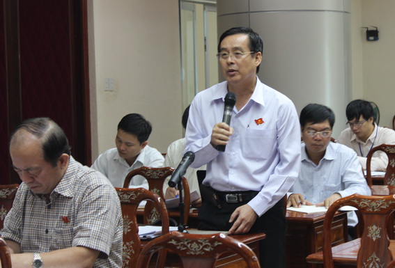 Đại biểu Trịnh Tuấn Liêm, Phó giám đốc Sở Giao thông – vận tải tham gia thảo luận tại tổ