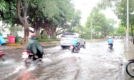 Một đoạn đường Nguyễn Văn Trị bị ngập nước sau trận mưa chiều tối 1-12. Ảnh: V.Nam