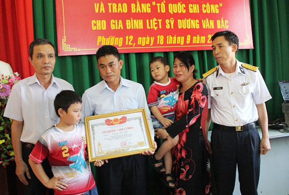 Gia đình chị Vương Thị Trâm nhận bằng danh hiệu “Tổ quốc ghi công” của chồng do Chính phủ truy tặng