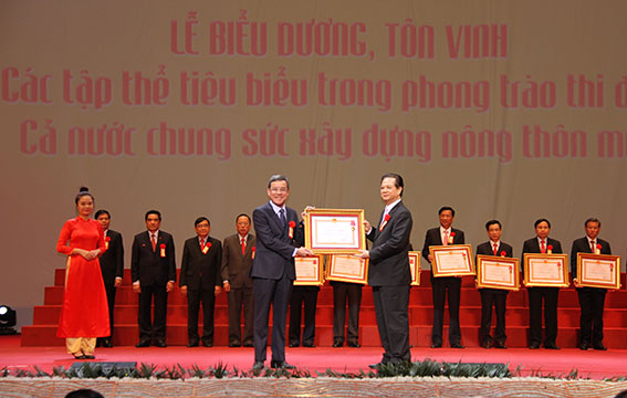 Prime Minister Nguyen Tan Dung awards the first-class Labour Order to Chairman Dinh Quoc Thai of Dong Nai People’s Committee.