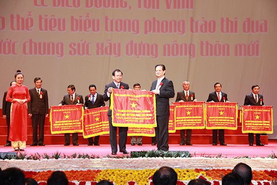 TX.Long Khánh nhận Cờ thi đua của Chính phủ.