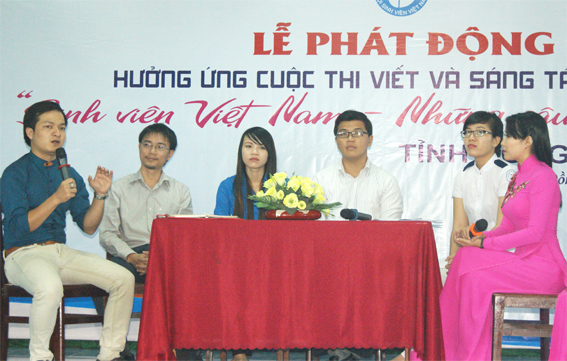 Giao lưu với với một số sinh viên có những câu chuyện đẹp và tác giả của những bài viết, ca khúc tiêu biểu tham gia cuộc thi