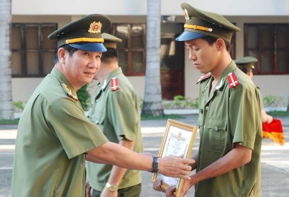 Đại tá Huỳnh Tiến Mạnh, Giám đốc CAT tặng giấy khen Trung uý Phạm Ngọc Đức, cán bộ Phòng Bảo vệ chính trị 