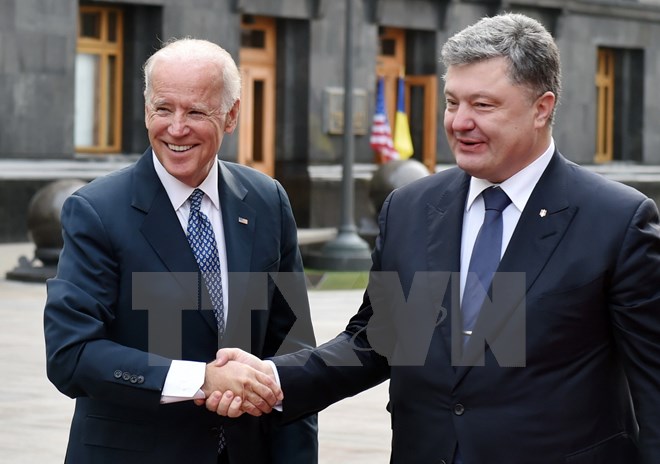 Phó Tổng thống Mỹ Joe Biden (trái) bắt tay Tổng thống Ukraine Petro Poroshenko. (Ảnh: AFP/TTXVN) 