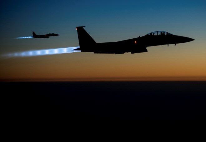 Máy bay Mỹ tiến hành không kích các mục tiêu ở Libya. (Nguồn: newsweek.com)