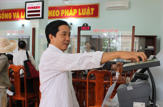 Người dân lấy số tự động tại bộ phận một cửa hiện đại UBND huyện Tân Phú.