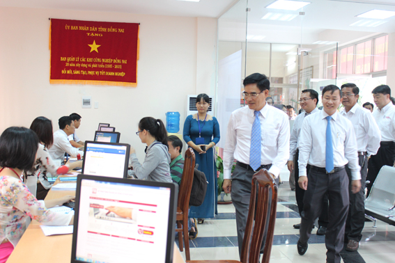 Phó chủ tịch UBND tỉnh Trần Văn Vĩnh tham quan một cửa hiện đại tại Ban Quản lý các khu công nghiệp Đồng Nai.