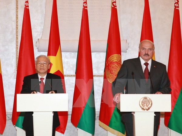 Tổng Bí thư Nguyễn Phú Trọng và Tổng thống Belarus Lukashenko gặp gỡ và phát biểu với báo chí tại Minsk. (Ảnh: Trí Dũng/TTXVN)