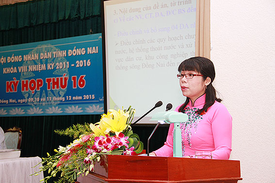 Phó Ban Kinh tế - ngân sách HĐND tỉnh Hoàng Thị Bích Hằng trình bày các báo cáo thẩm tra tại phiên sáng ngày 10-12