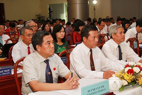 Các đại biểu HĐND tỉnh tham dự phiên họp sáng 10-12