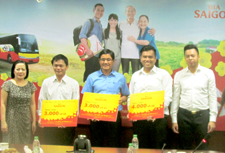 Đại diện Tổng Công ty CP bia rượu nước giải khát Sài Gòn tặng 10 ngàn vé xe về quê cho công nhân thuộc các khu công nghiệp ở Đồng Nai, Bình Dương và TP. Hồ Chí Minh. 