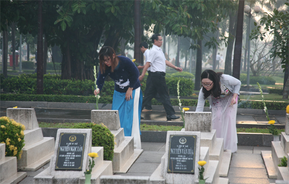 Đại diện các ban ngành, đoàn thể tại TP.Biên Hòa dâng hương, dâng hoa lên phần mộ của các liệt sĩ.