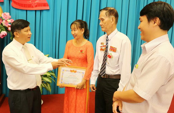 đồng chí Đặng Mạnh Trung, Ủy viên Ban TVTU, Trưởng ban Ban Tuyên giáo Tỉnh ủy lắng nghe chia sẻ về thực hiện công tác xã hội và chúc mừng các cá nhân của huyện Nhơn Trạch được tuyên dương “Người tốt việc tốt” của tỉnh năm 2015