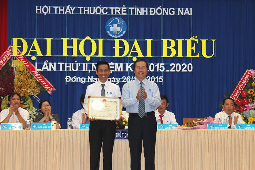 Giám đốc Sở Y tế Huỳnh Minh Hoàn trao bằng khen của Bộ Y tế cho Câu lạc bộ thầy thuốc trẻ Bệnh viện Nhi đồng Đồng Nai có thành tích xuất sắc trong Ngày hội “Thầy thuốc trẻ làm theo lời Bác tình nguyện vì cộng đồng” 2015