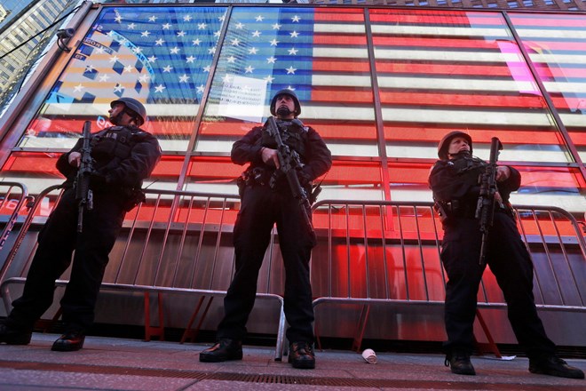 Cảnh sát New York bảo đảm an ninh tại quảng trường Thời đại trong đêm đón Năm mới. (Ảnh: AP)