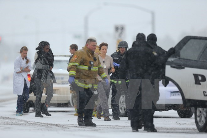 Sơ tán các con tin khỏi trung tâm kế hoạch hóa gia đình ở Colorado Springs sau vụ xả súng. (Anh: AFP/TTXVN)